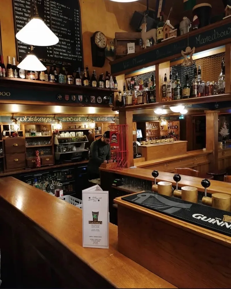 Le comptoir du Flannery’s, ses tireuses et l’ardoise des bières