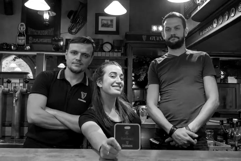 L’équipe du Flannery’s derrière le comptoir
